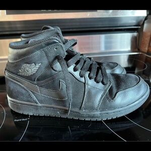 Jordan 1 retro mid triple black womens size 8